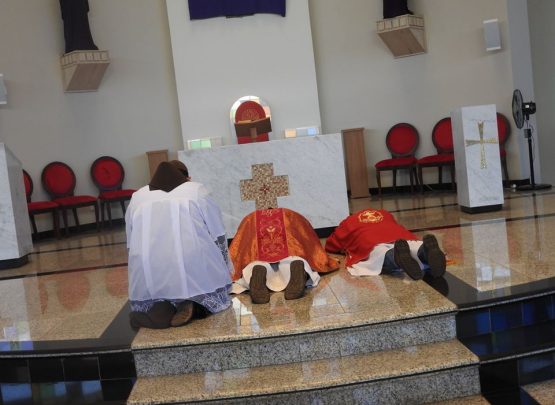 "Com efeito, de tal modo Deus amou o mundo, que lhe deu seu Filho único, para que todo o que nele crer não pereça, mas tenha a vida eterna." (Jo 3,16)